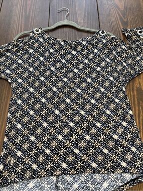Cable & Gauge Navy and Cream Geometric Top